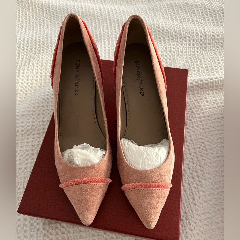 Donald Pliner pink suede pointy toe pumps